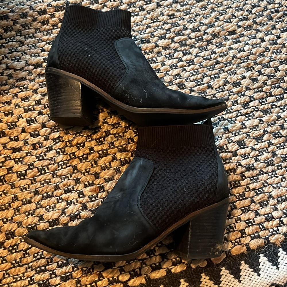 Cole Haan Maggie Black Textured suede Ankle Booties Sz 8.5 - Picture 3 of 8